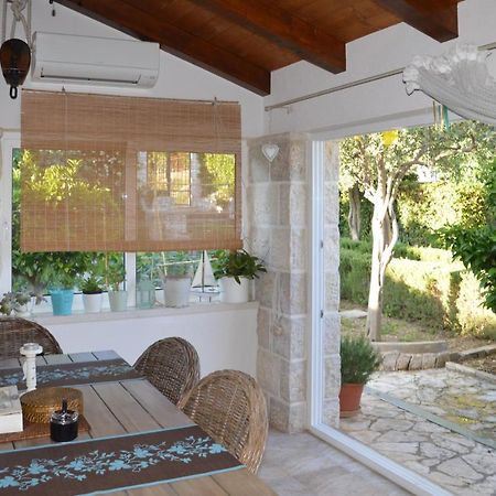 Issa Holiday Home - 3 Min Walk To Beach Kaštela Kültér fotó