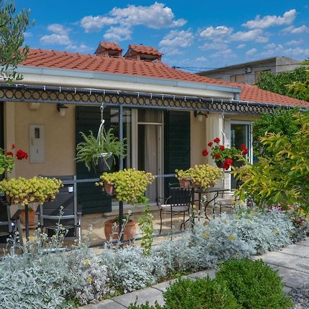 Issa Holiday Home - 3 Min Walk To Beach Kaštela Kültér fotó