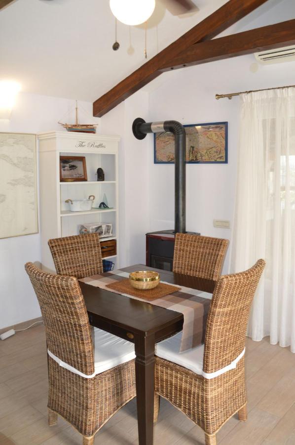 Issa Holiday Home - 3 Min Walk To Beach Kaštela Kültér fotó