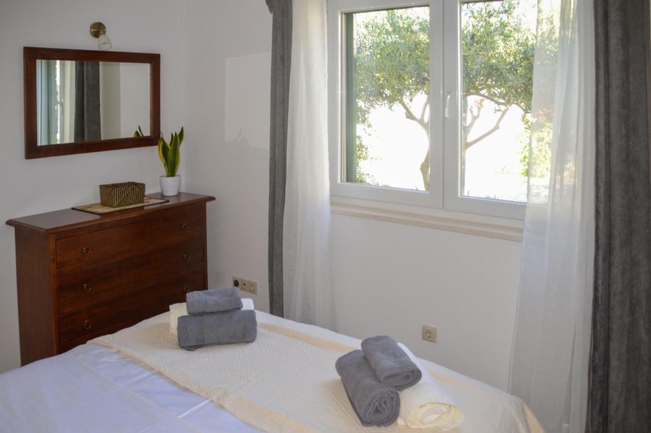 Issa Holiday Home - 3 Min Walk To Beach Kaštela Kültér fotó