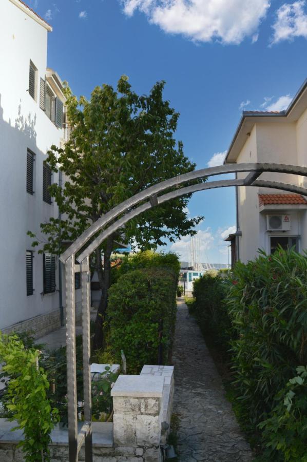 Issa Holiday Home - 3 Min Walk To Beach Kaštela Kültér fotó
