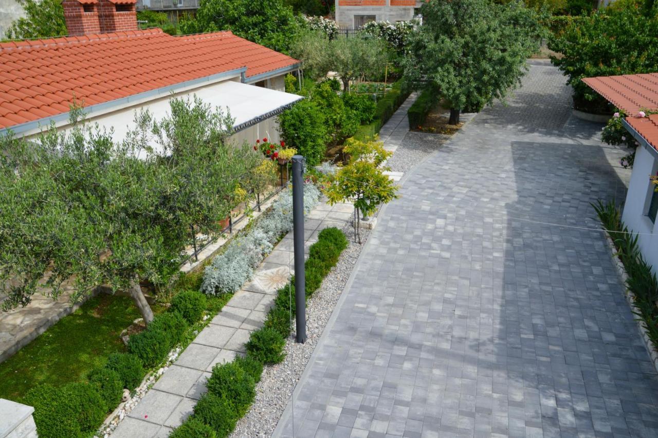 Issa Holiday Home - 3 Min Walk To Beach Kaštela Kültér fotó