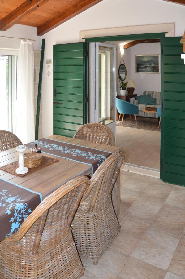 Issa Holiday Home - 3 Min Walk To Beach Kaštela Kültér fotó