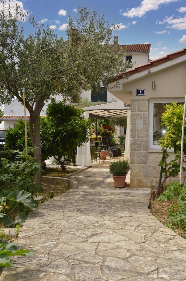 Issa Holiday Home - 3 Min Walk To Beach Kaštela Kültér fotó