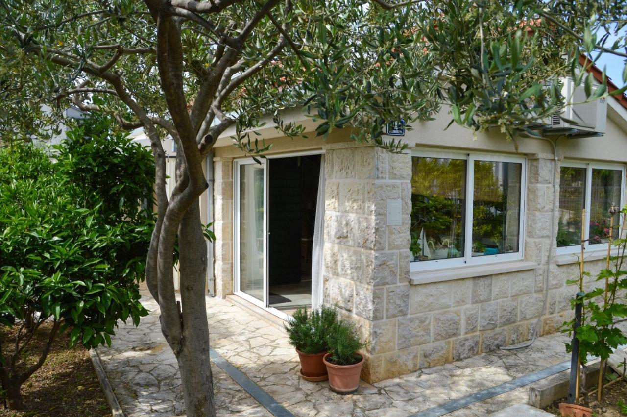 Issa Holiday Home - 3 Min Walk To Beach Kaštela Kültér fotó