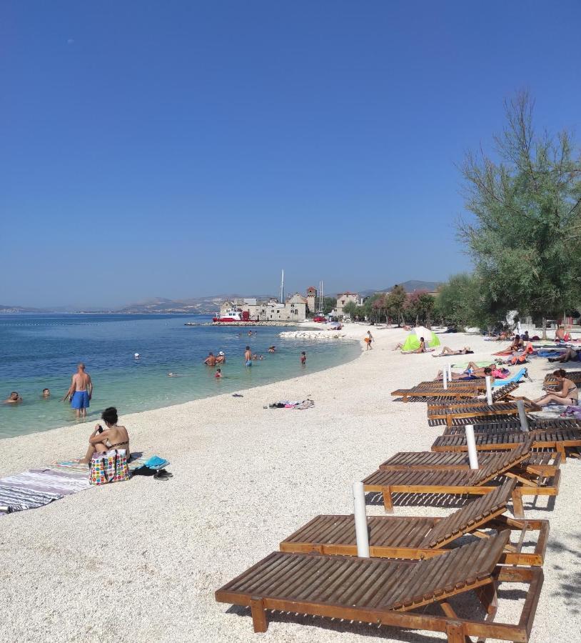 Issa Holiday Home - 3 Min Walk To Beach Kaštela Kültér fotó